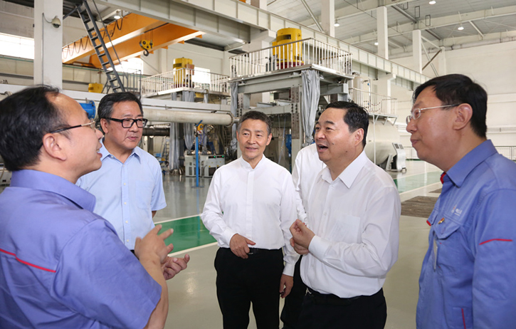 郝鹏与JDB电子集团一线科技人员深刻互换